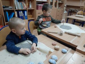 Ceramika doskonała dla smyka – zajęcia terapeutyczne w Przedszkolu Specjalnym „Kraina Tęczy” w SOSW we Wschowie