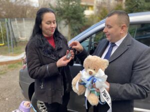 Starosta Wschowski dostarczył nowy samochód do Domu Dziecka w Sławie