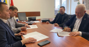 Podpisanie umowy na przebudowę drogi powiatowej w miejscowości Łupice