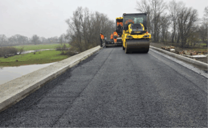 Trwa inwestycja w Wyszanowie – most nad rzeką Barycz i droga dojazdowa zyskają nową jakość