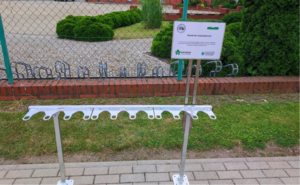 Nowe stojaki na rowery i hulajnogi w I LO we Wschowie – inwestycja w ekologiczną przyszłość