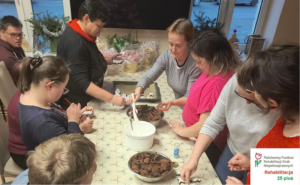 Trening Umiejętności Społecznych – budowanie relacji, pewności siebie i samodzielności w programie „Rehabilitacja 25 plus”