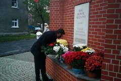 Poseł Marek Ast składa kwiaty pod pomnikiem upamiętniającym odzyskanie niepodległości