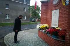 Poseł Marek Ast pod pomnikiem upamietniającym odzyskanie niepodległości