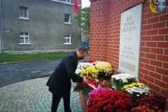 Starosta Wschowski Andrzej Bielawski sklada kwiaty pod pomnikiem upamiętniającym odzyskanie niepodległości