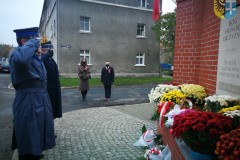 złożenie kwiatów pod pomnikiem