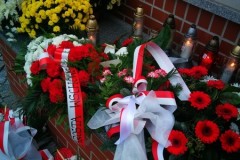 Kwiaty pod pomnikiem upamiętniającym 100 lecie odzyskania niepodległości