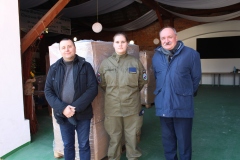 od lewej: Starosta Wschowski Andrzej Bielawski, uczennica OPW, Naczelnik Wydziału Zarządzania Kryzysowego  Andrzej Andrusiak