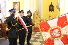 Mszę uświetniły poczty sztandarowe służb mundurowych i szkół.