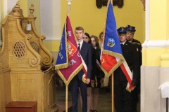 Mszę uświetniły poczty sztandarowe służb mundurowych i szkół.
