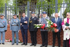 Po zakończeniu Mszy Św. pod pomnikiem upamiętniającym 100 – lecie odzyskania przez Polskę Niepodległości odśpiewano Hymn Polski.