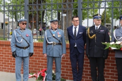 Po zakończeniu Mszy Św. pod pomnikiem upamiętniającym 100 – lecie odzyskania przez Polskę Niepodległości odśpiewano Hymn Polski.