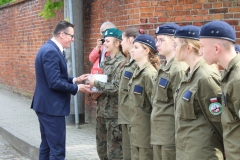 Poseł Na Sejm RP Marek Ast dziękuje młodzieży za udział w uroczystych obchodach.