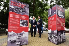 Wojewoda Lubuski Władysław Dajczak zapoznaje się z wystawą historyczną upamiętniającą Gorzowski Sierpień 1982 r.