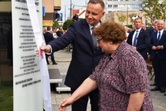 Prezydent Andrzej Duda odsłania instalację upamiętniającą sierpniowe wydarzenia.