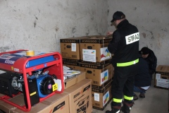 W załadunek agregatów zaangażowali się pracownicy Starostwa Powiatowego we Wschowie i strażacy z Komendy Powiatowej Państwowej Straży Pożarnej we Wschowie.