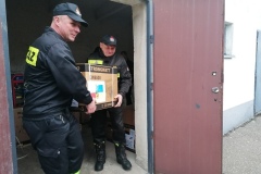 W załadunek sprzętu zaangażowali się również strażacy z Komendy Powiatowej Państwowej Straży Pożarnej we Wschowie