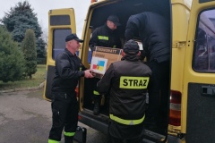 W załadunek agregatów zaangażowali się również strażacy z Komendy Powiatowej Państwowej Straży Pożarnej we Wschowie.