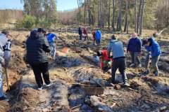 Uczniowie Specjalnego Ośrodka Szkolno-Wychowawczego podczas akcji sadzenia lasu.