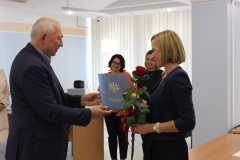 Wręczenie aktu na wyższy stopień nauczycielski przez Wicestarostę Wschowskiego Waldemara Starostę