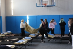 W przygotowanie bazy noclegowej właczyli sie nauczyciele wychowania fizycznego oraz uczniowie.