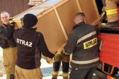 Druhowie z OSP Wschowa i OSP Osowa Sień przy rozładunku łóżek polowych dostarczonych z Rządowej Agencji Rezerw Strategicznych
