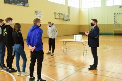 Dyrektor Piotr Wieland skałda gratulacje