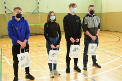 Uczniowie biorący udział w biegu