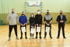 Uczniowie wraz z opiekunem i dyrektorem szkoły