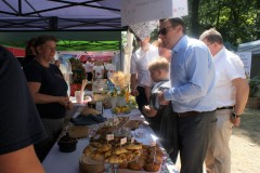 Poseł na Sejm RP Marek Ast rozmawia z uczestnikami pikniku.