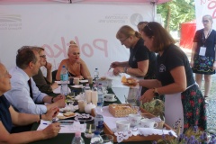 Gospodynie  z Radzynia prezentują swoją potrawę komisji konkursowej.