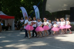 Polonez w wykonaniu najmłodszych z lokalnych szkół.