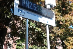 miernik jakości powietrza i tablica LED do wyświetlania wyników pomiaru