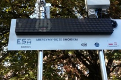 miernik jakości powietrza i tablica LED do wyświetlania wyników pomiaru