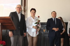 wręczenie nagrody  przez Starostę Wschowskiego Wicedyrektor SOSW