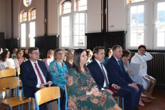 zaproszeni nauczyciele i obsługa na uroczystości
