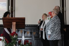 Przewodnicząca Rady Powiatu Wschowskiego Jolanta Denesiuk, Wiceprzewodnicząca Powiatu Wschowskiego Danuta Płończak oraz Wicestarosta Wschowski Waldemar Starosta złożyli na ręce gospodarza uroczystości podziękowania oraz słodki upominek