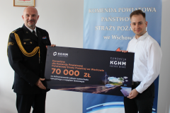 od lewej: Komendant Powiatowy Państwowej Straży Pożarnej we Wschowie Krzysztof Piasecki, Paweł Ernst Wiceprezes Zarządu Fundacji KGHM Polska Miedź