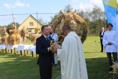 Starosta Wschowski składa dary na ręce ks. Dominika Kamińskiego