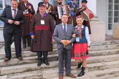 Wspólne zdjęcie Starosty Wschowskiego Andrzeja Bielawskiego z Zespołem Folklorystycznym