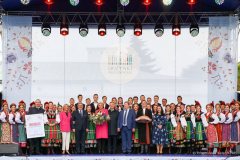 Wspólne zdjęcie pary prezydenckiej z uczestnikami dożynek
