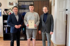 Zwycięzca Kamil Mulkowski wraz z Dyrektorem I ZS oraz Komendantem 4 - 9 Hufca Pracy Wschowa