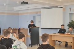 Uczeń SP w Jędrzychowicach przedstawia działalność Spółdzielni UCzniowskiej ECHO