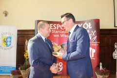 okolicznościowe statuetki za szczególne zasługi na rzecz Powiatu Wschowskiego wręczył Starosta Wschowski Andrzej Bielawski