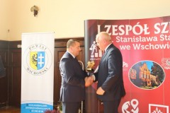 okolicznościowe statuetki za szczególne zasługi na rzecz Powiatu Wschowskiego wręczył Starosta Wschowski Andrzej Bielawski