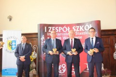 okolicznościowe statuetki za szczególne zasługi na rzecz Powiatu Wschowskiego wręczył Starosta Wschowski Andrzej Bielawski