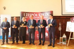 okolicznościowe statuetki za szczególne zasługi na rzecz Powiatu Wschowskiego wręczył Starosta Wschowski Andrzej Bielawski