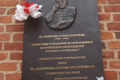 Tablica pamiątkowa poświęcona pamięci Prymasa Tysiąclecia -  Błogosławionego Kardynała  Stefana Wyszyńskiego.