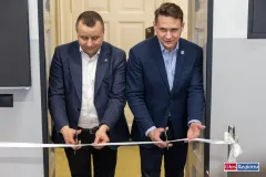 Starosta Wschowski  z Dyrektorem I ZS dokonują  otwarcia sali rachunkowości .