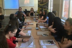 Uczniowie w trakcie kursu obsługi kasy fiskalnej